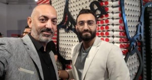 ملتقى الخط على مليح يحول الأكواب الورقية لمنحوتة ملتقى الخط على مليح يحول الأكواب الورقية لمنحوتة