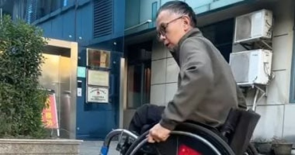 صينى يحطم الأرقام القياسية ويذهل الجمهور بمهارات التزلج على كرسى متحرك