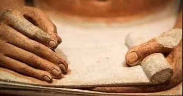 من كان يكتب التاريخ قبل المؤرخين الكهنة والكتبة حفظوا الذاكرة