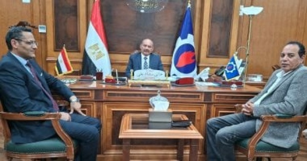 محافظ السويس ونقيب الصحفيين يؤكدان دور الإعلام الوطني فى حماية الوعي محافظ السويس ونقيب الصحفيين يؤكدان دور الإعلام الوطني فى حماية الوعي