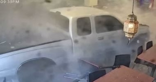 فيديو مرعب شاحنة تقتحم مطعم ا مزدحم ا فى كاليفورنيا وتصيب رواده بالذعر فيديو مرعب شاحنة تقتحم مطعم ا مزدحم ا فى كاليفورنيا وتصيب رواده بالذعر