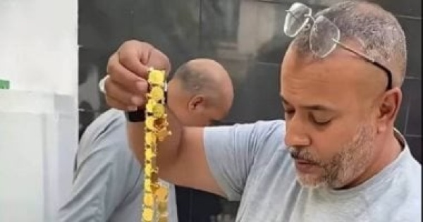 رفض المكافأة جزائرى يعثر على مجوهرات بـ35 ألف دولار ويعيدها لصاحبتها