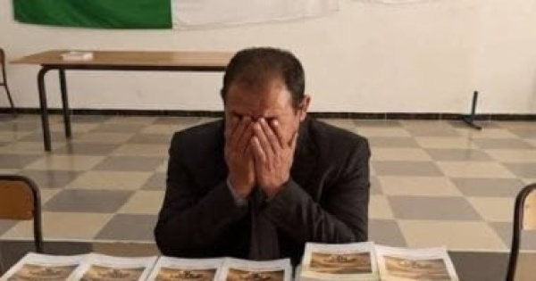 عندما يبكى الأديب حكاية الكاتب حامد ياسين مع حفل توقيع لم يحضره أحد عندما يبكى الأديب حكاية الكاتب حامد ياسين مع حفل توقيع لم يحضره أحد