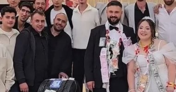 عريس تركى يتلقى هدية إطار سيارة مزينة بالنقود فى حفل زفافه فيديو