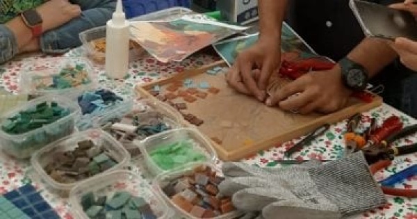 ورشة للفسيفساء بمركز محمود مختار ضمن فعاليات معرض ثرثرة