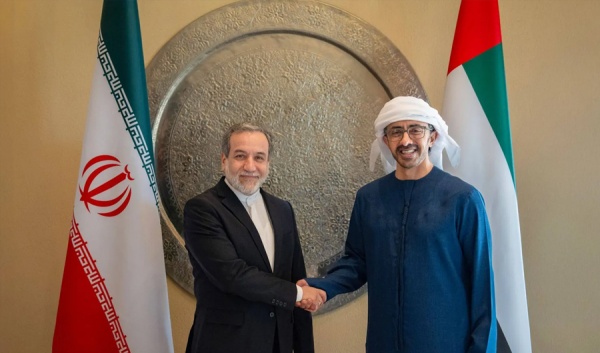 وزير خارجية الإمارات يؤكد لنظيره الإيراني ضرورة الالتزام الصارم بالقانون الدولي وحرية الملاحة