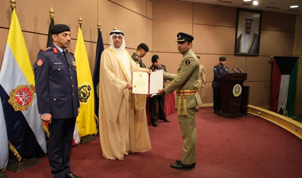 وزير الدفاع دورة القيادة والأركان ركيزة أساسية لتأهيل الضباط القادة وزير الدفاع دورة القيادة والأركان ركيزة أساسية لتأهيل الضباط القادة
