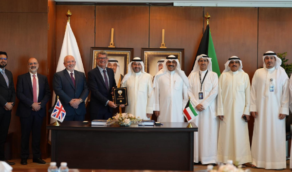 الطيران المدني توقع عقدا مع شركة بريطانية لتشغيل وتطوير خدمات الملاحة الجوية في مطار الكويت الطيران المدني توقع عقدا مع شركة بريطانية لتشغيل وتطوير خدمات الملاحة الجوية في مطار الكويت