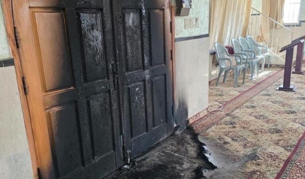 فلسطين مستوطنون يضرمون النار في مسجدين بالضفة الغربية