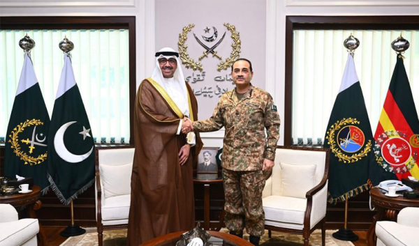وزير الدفاع يبحث مع قائد الجيش الباكستاني التنسيق وتطوير مجالات التعاون المشترك