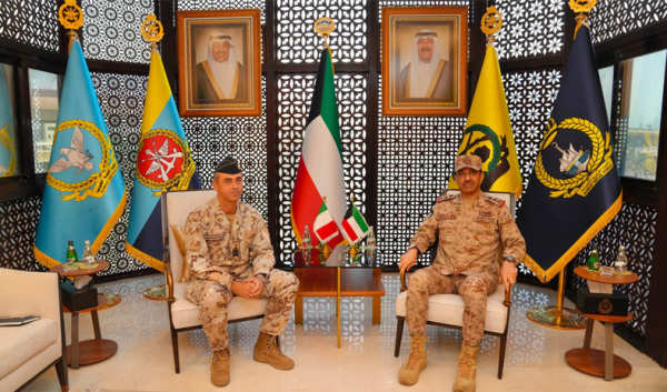 رئيس الأركان العامة يبحث مع الملحق العسكري الايطالي لدى البلاد موضوعات مشتركة رئيس الأركان العامة يبحث مع الملحق العسكري الايطالي لدى البلاد موضوعات مشتركة