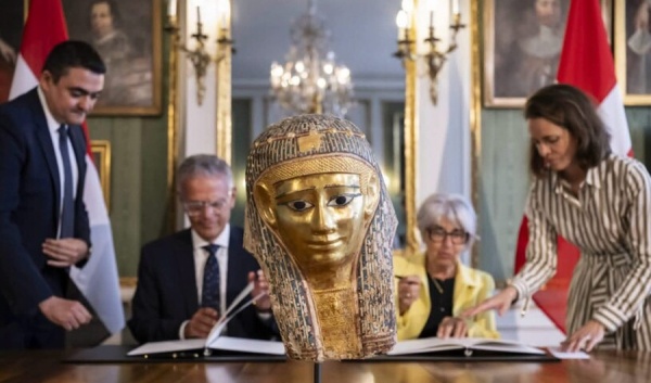 مصر تنجح في استرداد قناع ذهبي أثري بالتنسيق مع السلطات السويسرية مصر تنجح في استرداد قناع ذهبي أثري بالتنسيق مع السلطات السويسرية