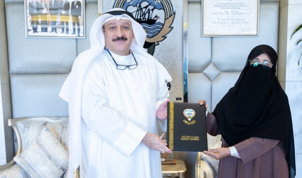 وزير الصحة يكرم الدكتورة إيمان العنيزي بمناسبة تقاعدها بعد 45 عاما من العطاء وزير الصحة يكرم الدكتورة إيمان العنيزي بمناسبة تقاعدها بعد 45 عاما من العطاء