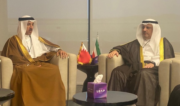 العمر يبحث مع وزير المواصلات والاتصالات البحريني تعزيز التعاون الثنائي