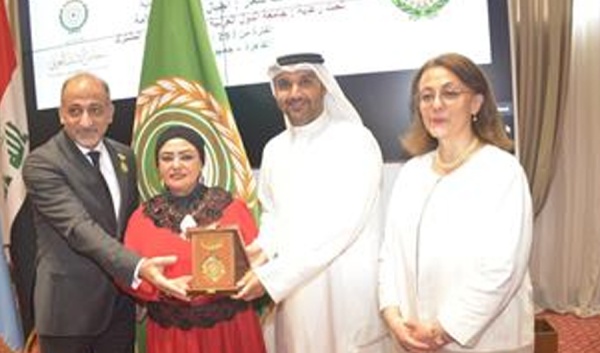 جامعة الدول العربية تكر م محمد خالد الياسين بوسام القيادة الوطنية الشابة جامعة الدول العربية تكر م محمد خالد الياسين بوسام القيادة الوطنية الشابة