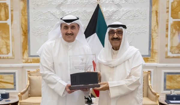سمو الأمير يتسل م التقرير السنوي لديوان المحاسبة من رئيس الديوان