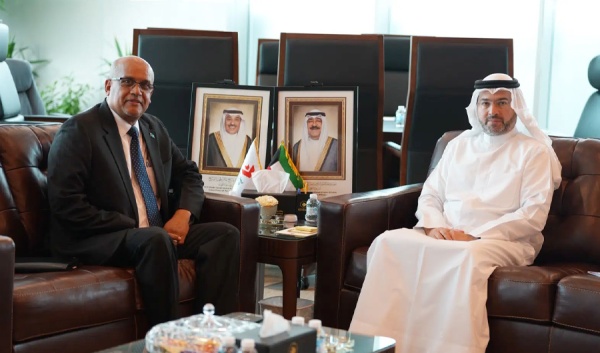 رئيس الطيران المدني يبحث مع السفير الصومالي تعزيز التعاون بمجال النقل الجوي