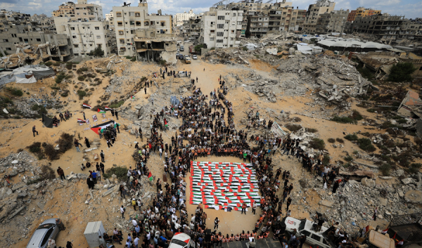 أهالي غزة يشيعون رفات 105 شهداء قتلتهم إسرائيل قبل 3 سنوات أهالي غزة يشيعون رفات 105 شهداء قتلتهم إسرائيل قبل 3 سنوات