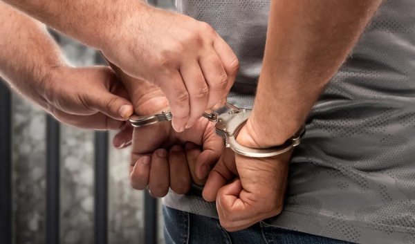 اعتقال موظف حكومي أميركي بتهمة تقديم دعم للحوثيين اعتقال موظف حكومي أميركي بتهمة تقديم دعم للحوثيين