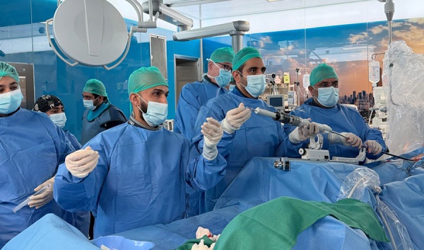 الأمراض الصدرية إجراء أول عملية في الكويت لتركيب صمام ثلاثي الشرفات عن طريق القسطرة الأمراض الصدرية إجراء أول عملية في الكويت لتركيب صمام ثلاثي الشرفات عن طريق القسطرة