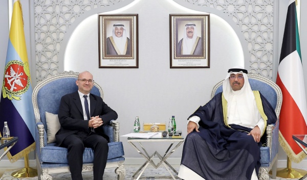 وزير الدفاع يبحث مع السفير الفرنسي تعزيز التعاون العسكري بين البلدين وزير الدفاع يبحث مع السفير الفرنسي تعزيز التعاون العسكري بين البلدين