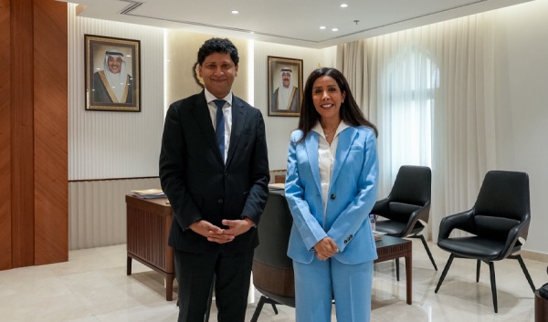 وزيرة الأشغال تبحث مع السفير البريطاني تعزيز التعاون المشترك وزيرة الأشغال تبحث مع السفير البريطاني تعزيز التعاون المشترك