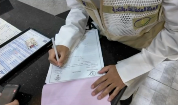الداخلية ضبط مطعم مخالف للاشتراطات الصحية في السالمية و11 مخالفا من العاملين فيه الداخلية ضبط مطعم مخالف للاشتراطات الصحية في السالمية و11 مخالفا من العاملين فيه