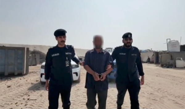 كبس مركبة وإبعاد قائدها لإلقائه مخلفات تتسبب في قذارة الطريق بالجابرية