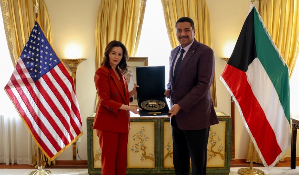 وزير الدفاع يلتقي سفيرتنا في العاصمة واشنطن وزير الدفاع يلتقي سفيرتنا في العاصمة واشنطن