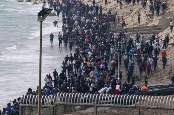 الآلاف من المغاربة يهربون نحو الأراضي الإسبانية والسلطات تعزز انتشارها الأمني في المعابر الآلاف من المغاربة يهربون نحو الأراضي الإسبانية والسلطات تعزز انتشارها الأمني في المعابر