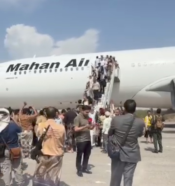 هبوط طائرة إيرانية في مطار الحديدة هبوط طائرة إيرانية في مطار الحديدة