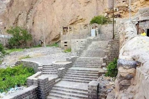 معلم أثري في عدن يتعرض لمخاطر الاستيلاء على حرمه بعد سنوات من نهب بعض مقتنياته