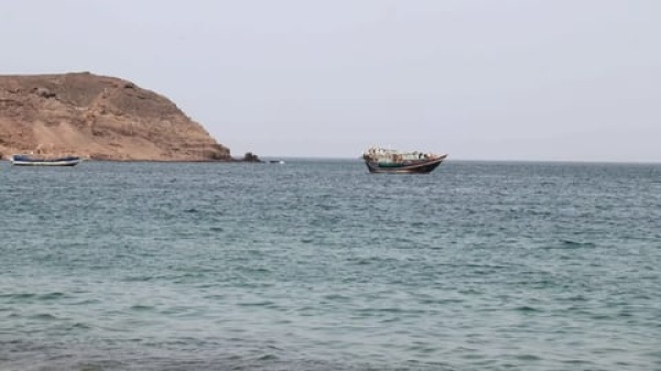مصادر زورق مفخخ يغرق سفينة شحن في البحر الأحمر مصادر زورق مفخخ يغرق سفينة شحن في البحر الأحمر