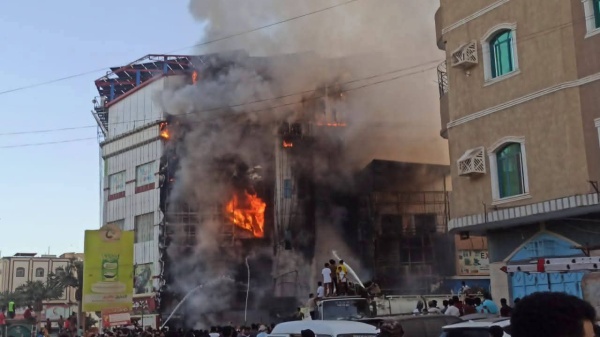 عدن اندلاع حريق في مول تجاري بالمنصورة عدن اندلاع حريق في مول تجاري بالمنصورة