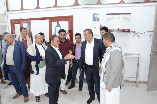 صنعاء القائم بأعمال وزير الاقتصاد يتفقد مختبرات هيئة المواصفات ويشدد على تعزيز الرقابة لحماية المستهلك صنعاء القائم بأعمال وزير الاقتصاد يتفقد مختبرات هيئة المواصفات ويشدد على تعزيز الرقابة لحماية المستهلك