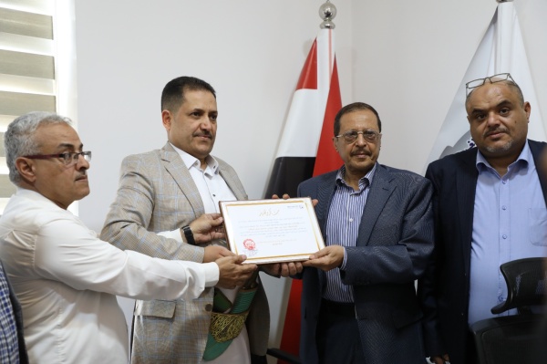 صنعاء غرفة تجارة الأمانة تكر م مبتكر يمني لتطوير بدائل صديقة للبيئة لمقابض الجنابي صنعاء غرفة تجارة الأمانة تكر م مبتكر يمني لتطوير بدائل صديقة للبيئة لمقابض الجنابي