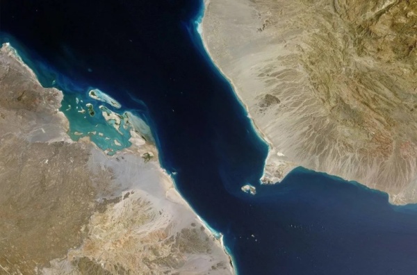 اعلان حوثي بشأن رسوم المندب