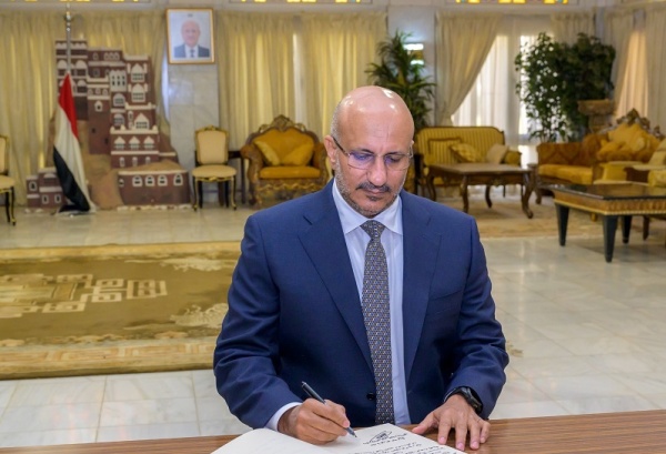 طارق عفاش يصدر قرارا مفاجئا طارق عفاش يصدر قرارا مفاجئا