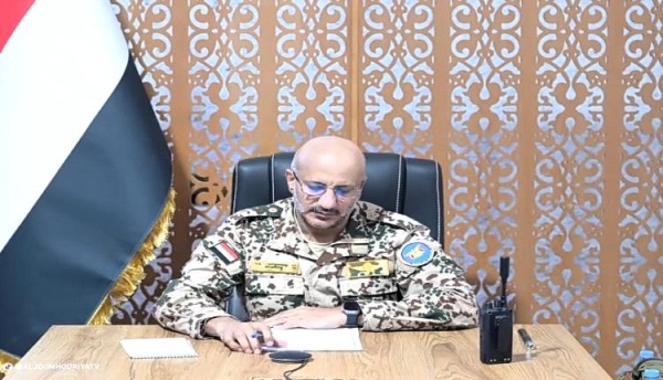 قرار لطارق عفاش يفجر ازمة