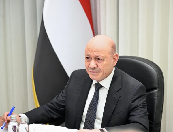 العليمي يوبخ وزيرا بالحكومة العليمي يوبخ وزيرا بالحكومة