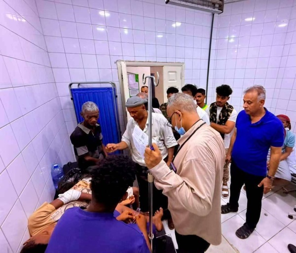 الجاوي يزور الطفل المصاب في اشتباك قوة أمنية واحد المطلوبين في اغتصاب الأطفال بالمعلا