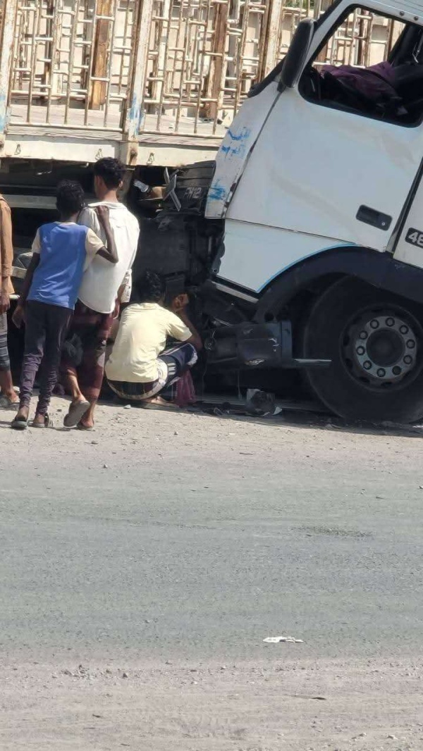 حادث مروري في شارع التسعين بالحديدة إثر الاصطدام بشاحنة متوقفة