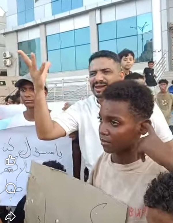 وقفة احتجاجية لأبناء شعب العيدروس أمام معاشيق وهذه مطالبهم