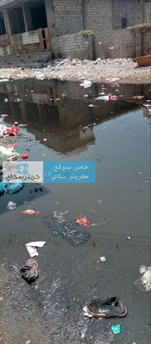 بحيرة من المجاري تغرق شارع بعدن بحيرة من المجاري تغرق شارع بعدن