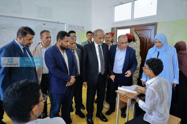 صورة صادمة لطالب امام الفريق محمود الصبيحي تهز عدن