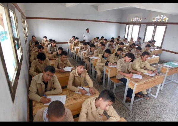 طلاب بعدن يشكون من الحرارة المرتفعة في أول أيام امتحانات الثانوية العامة لم نتمكن من استكمال الإجابات