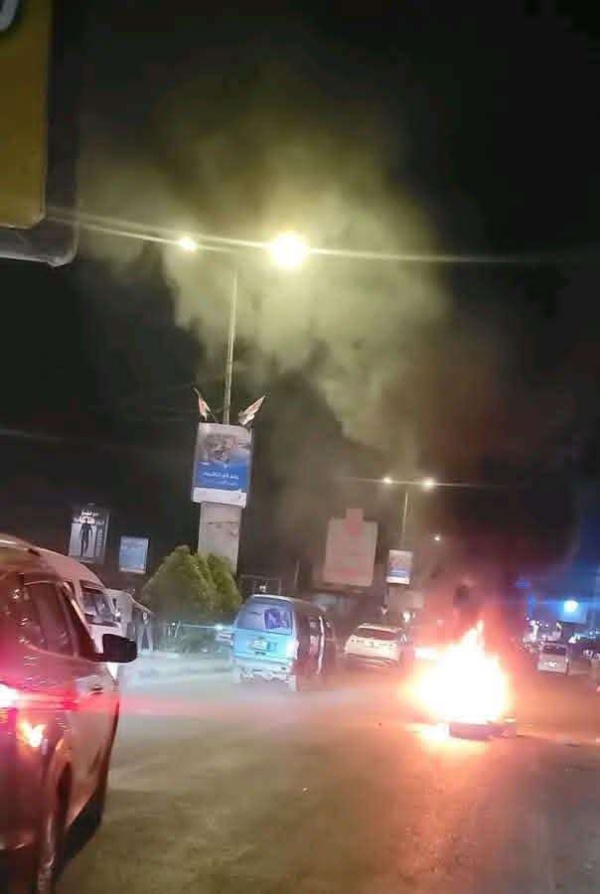 محتجون يشعلون الإطارات ويغلقون شوارع المنصورة محتجون يشعلون الإطارات ويغلقون شوارع المنصورة