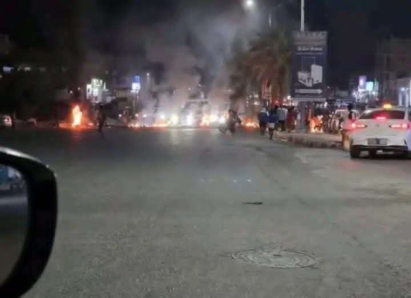 تصاعد الاحتجاجات في المكلا وإغلاق شوارع رئيسية تصاعد الاحتجاجات في المكلا وإغلاق شوارع رئيسية