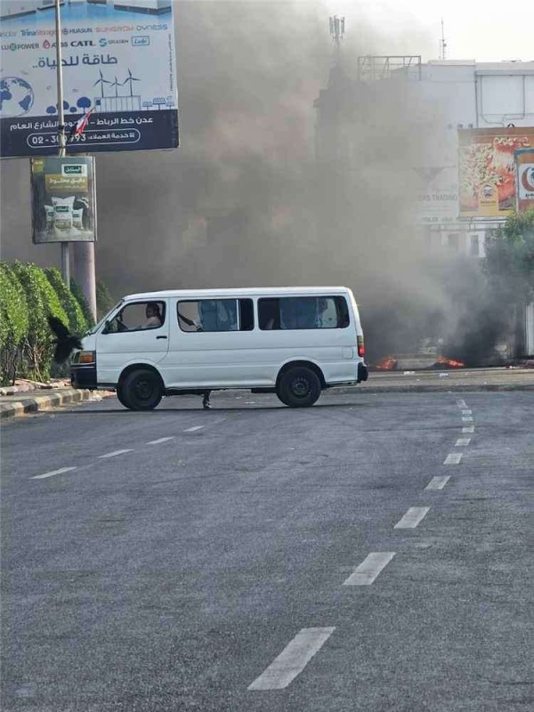 احتجاجات غاضبة على أزمة الكهرباء في مديرية المنصورة احتجاجات غاضبة على أزمة الكهرباء في مديرية المنصورة