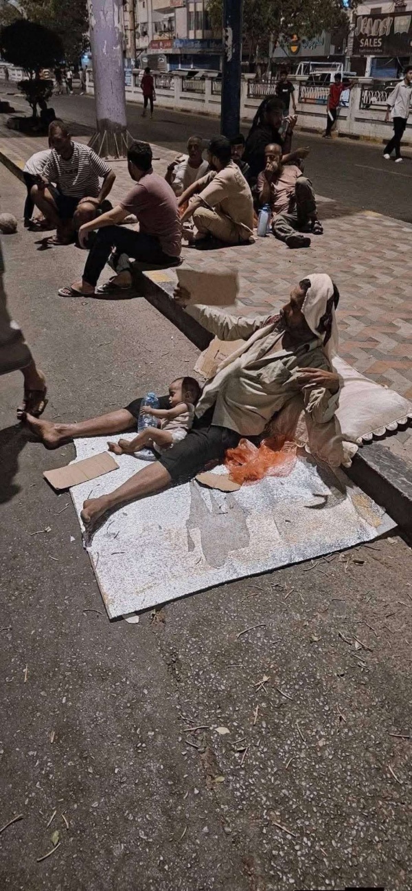 صورة تختصر معاناة عدن أب يفترش الشارع حاملا طفله هرب ا من الحر وانقطاع الكهرباء صورة تختصر معاناة عدن أب يفترش الشارع حاملا طفله هرب ا من الحر وانقطاع الكهرباء